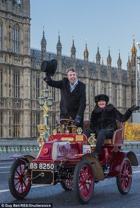 Hang tram &quot;xe cu&quot; lan banh tren duong pho London-Hinh-12